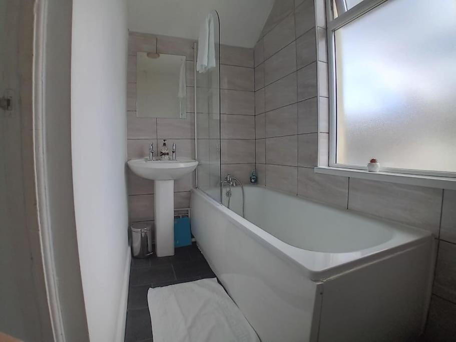 Large Family Home Central Location 3 Double Bedrooms And 1 Single Bedroom Cardiff Exterior foto